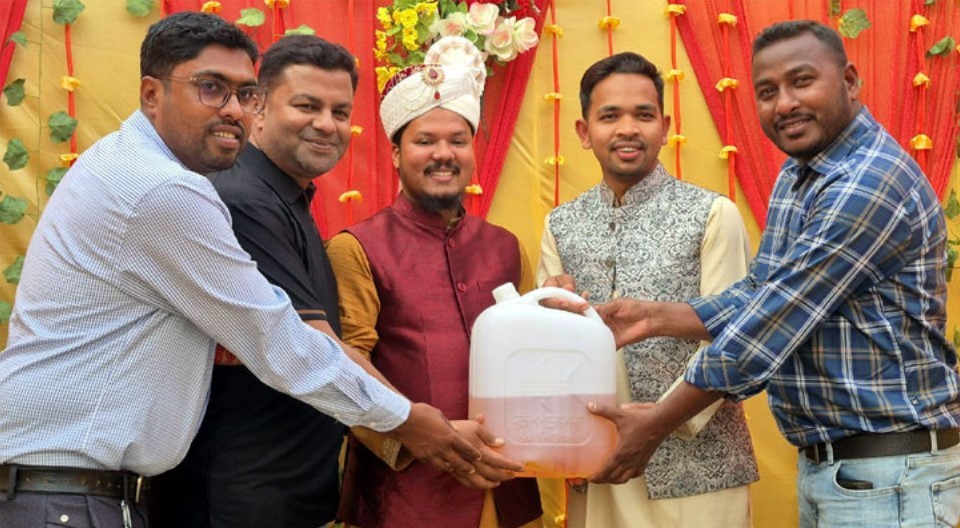 বিয়ের অনুষ্ঠানে বরকে জ্বালানি তেল উপহার